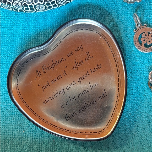 Vintage Brighton Charm bracelet with tin. 26 charms. 7.5 inches. - Picture 4 of 16